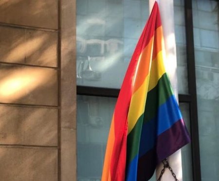 Bakıda səfirlik binasından LGBT bayrağı asıldı - 