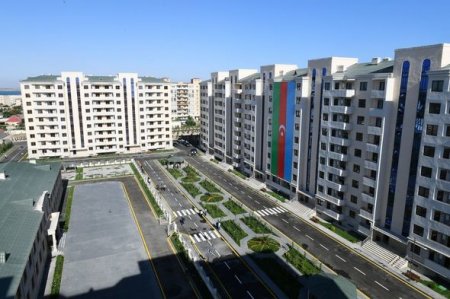 İlham Əliyev və birinci xanım məcburi köçkünlər üçün salınan yaşayış kompleksinin açılışında