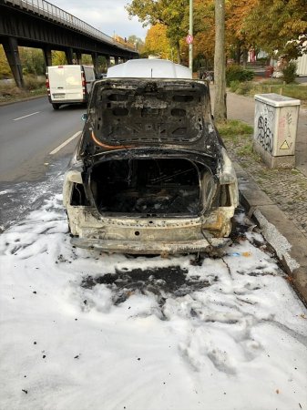 Türkiyənin Almaniyadakı səfirliyinin avtomobili yandırılıb