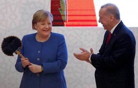 Ərdoğandan Merkelə iki maraqlı hədiyyə - 