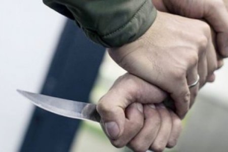 Azərbaycanda 22 yaşlı oğlan bacısının ərini bıçaqladı