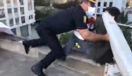 Etiraz aksiyası keçirən gənc fəal polis bölməsinə aparıldı