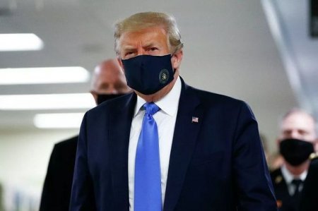 Tramp pandemiya dövrüdən ilk dəfə maska ilə göründü - 