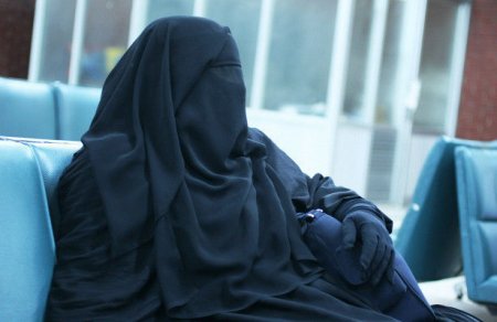 Bakı polisi qara niqabda “kişi” əli olan insanın kimliyini müəyyənləşdirdi -