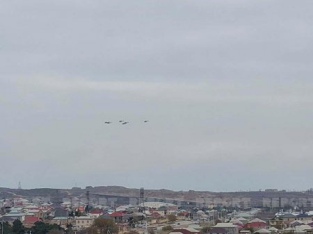 Hərbi təyyarələr Qələbə paradına hazırlıq uçuşları keçirib