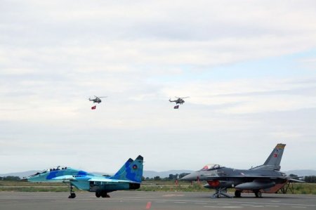 Azərbaycan ordusunun Mi-17 vertolyotu düşmən tankına zərbə endirir