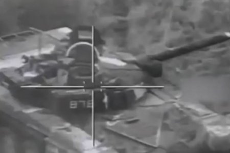 Azərbaycan ordusunun Mi-17 vertolyotu düşmən tankına zərbə endirir
