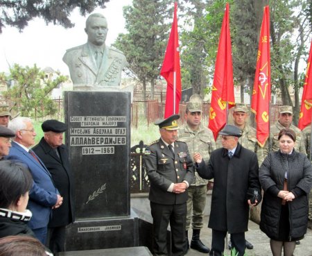  Əhmədzadə keçmiş icra başçısının şirkəti ilə 2,5 milyonluq müqavilə bağladı - Əhmədzadə keçmiş icra başçısının şirkəti ilə 2,5 milyonluq müqavilə bağladı -