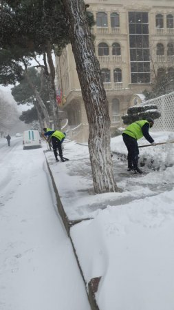 Qarlı günlərdən sonra Nərimanov rayonunda da təmizlik işləri davam  etdirilir - 