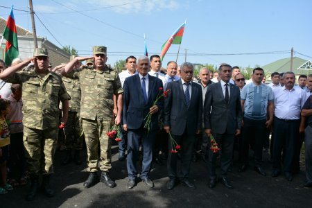 İcra başçısı şəhidin ad günündə abidə kompleksinin açılışında iştirak etdi 
