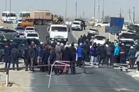 Qazaxıstanda etirazçılar yolu bağladılar