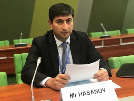 Elşad Həsənov indi də səkiləri satır -