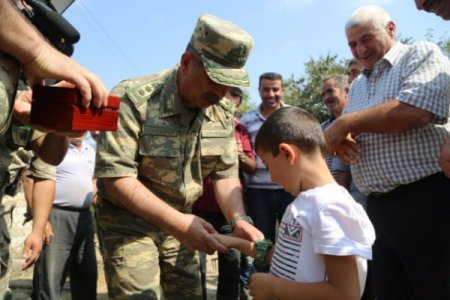 Zakir Həsənov kəndə gedib, uşağa saat hədiyyə etdi - 