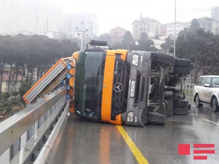 Bakıda mal-qara daşıyan avtomobili aşıb - 