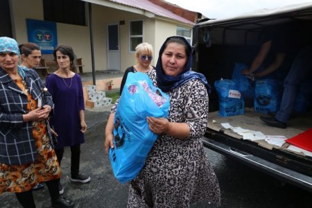 "Bakcell" şirkəti təbii fəlakətdən zərər çəkmiş bölgələrin sakinlərinə dəstək göstərib