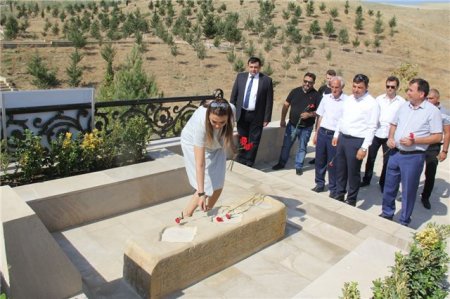 Xilaskar paşaların nəvəsi Arzu Ənvər Bakıya gəlib - 