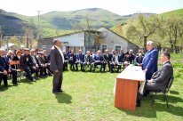 Əhəd Abıyev Alunitdağ qəsəbəsində sakinlərlə görüşüb - Əhəd Abıyev Alunitdağ qəsəbəsində sakinlərlə görüşüb -