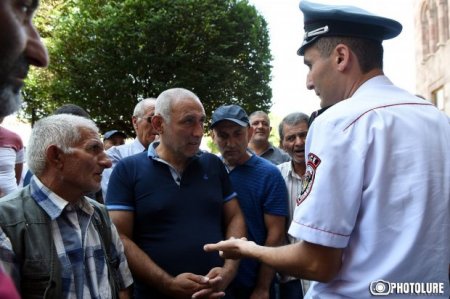 Ermənistanda kəndlilər hökumət binası qarşısında oturaq aksiya keçirdilər