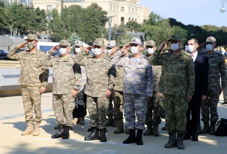 Azərbaycan və Türkiyə Müdafiə nazirləri Fəxri və Şəhidlər xiyabanını ziyarət etdilər - 