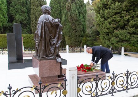 Əli Nağıyev ulu öndər Heydər Əliyevin xatirəsini andı -