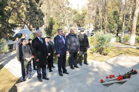 İcra başçısı Ceyranbatanda şəhid məzarlarını ziyarət etdi 