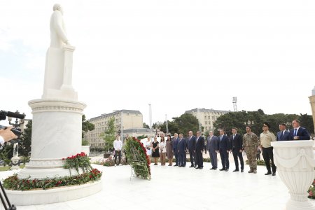 Abşeron rayonunda 15 iyun - Milli Qurtuluş Günü ilə əlaqədar ümummilli lider Heydər Əliyevin abidəsi ziyarət olunur