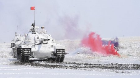 Azərbaycan Ordusunun tankları Türkiyədə keçirilən təlimlərdə manevrlər edib