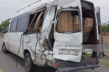 Azərbaycanda teatrın heyətini daşıyan avtobus qəzaya düşdü