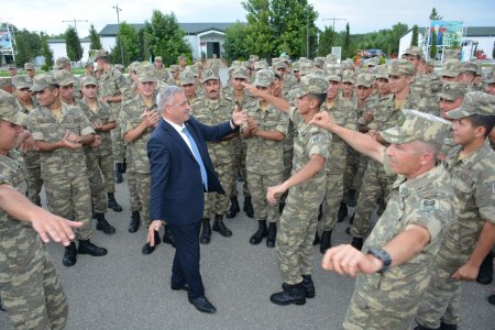 İcra başçısı hərbçilərlə görüşdü 