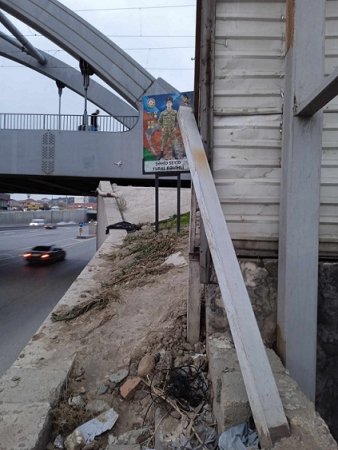 Azay Möhnətovun adamları şəhid plakatının önünü dəmir löhvəylə bağlayıblar - 