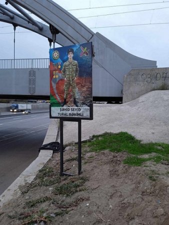 Azay Möhnətovun adamları şəhid plakatının önünü dəmir löhvəylə bağlayıblar - 