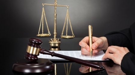 Nazirliyin qəbul otağında məmura hücum edən qazilərə hökm oxundu