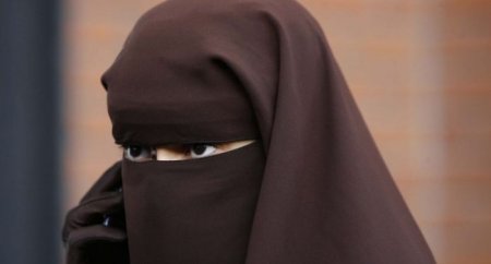 Qazaxıstanda niqab geyinmək qadağan edildi 