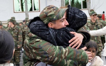 Əsgərlərin valideyinlərlə görüşü qadağan edildi